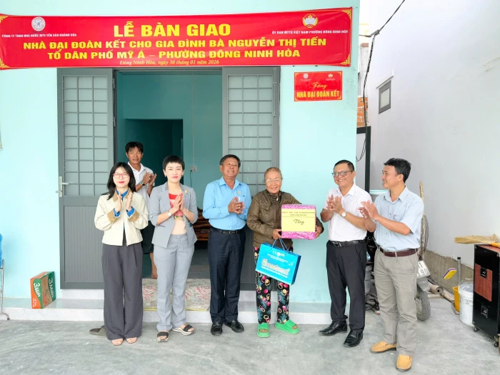 Bàn giao 2 nhà Đại đoàn kết, tặng 20 suất quà cho học sinh  vượt khó phường Đông Ninh Hòa