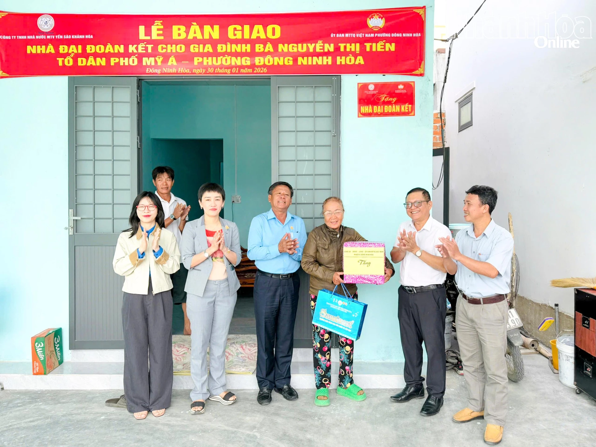 Bàn giao nhà Đại đoàn kết cho hộ bà Nguyễn Thị Tiến.