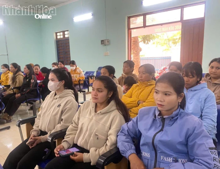 Hội Liên hiệp Phụ nữ xã Nam Khánh Vĩnh tuyên truyền kết quả Đại hội XIV của Đảng