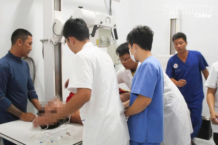 Bệnh xá đảo Song Tử Tây cấp cứu ngư dân bị giảm áp do lặn sâu