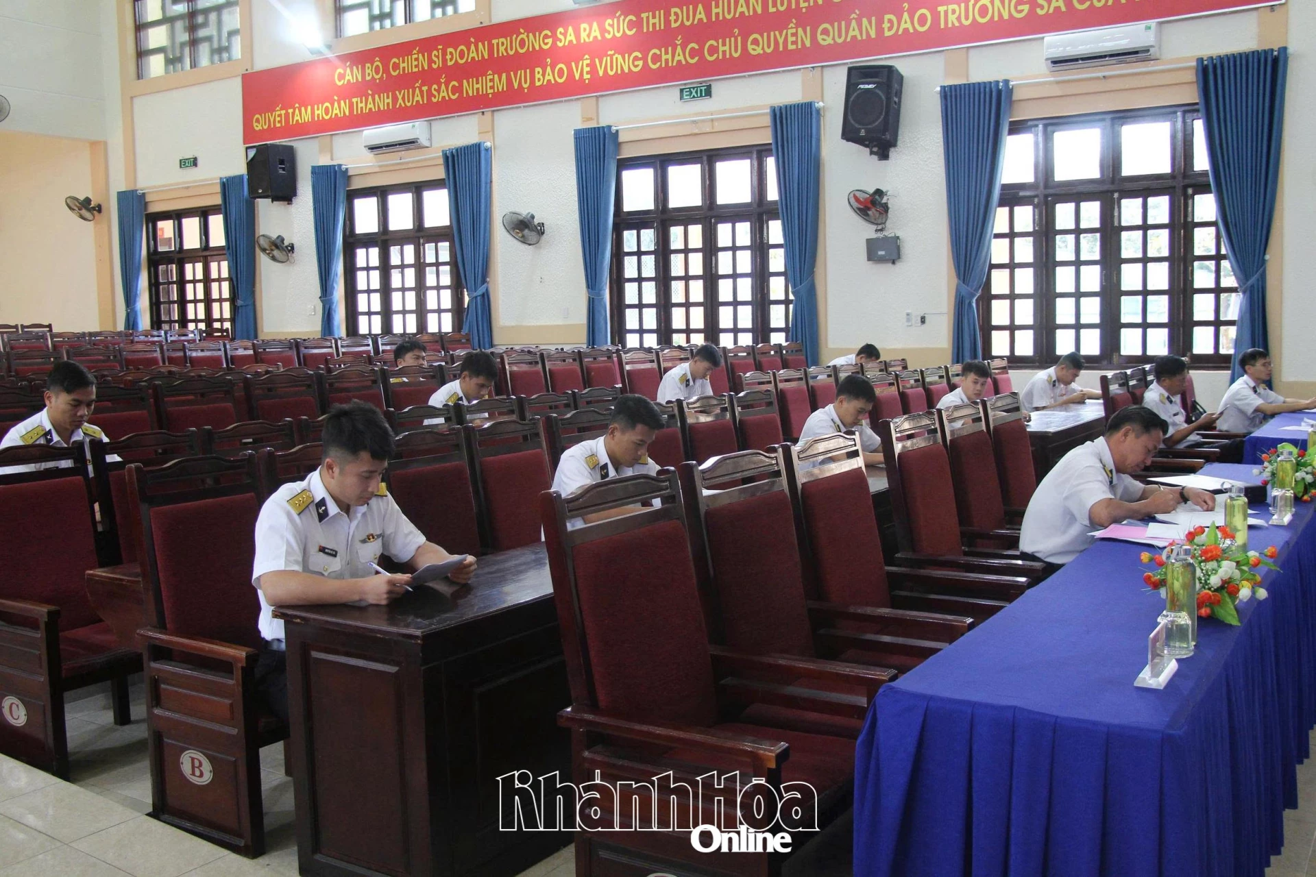 Các thí sinh thi lý thuyết.