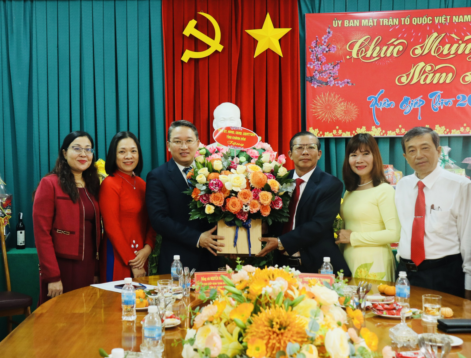 Bí thư Tỉnh ủy Nguyễn Hải Ninh tặng hoa chúc mừng cán bộ, nhân viên Ủy ban MTTQ Việt Nam tỉnh nhân dịp đón Xuân Giáp Thìn 2024