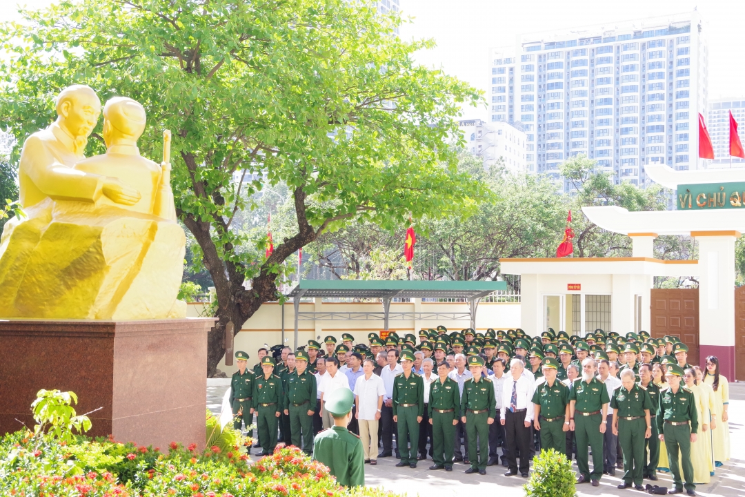 Các đại biểu dâng hoa tại Tượng đài Bác Hồ với Chiến sĩ Biên phòng.
