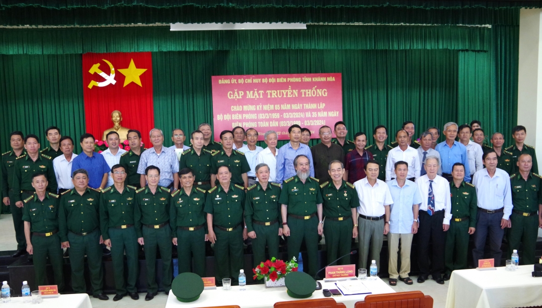 Các đại biểu chụp hình lưu niệm.