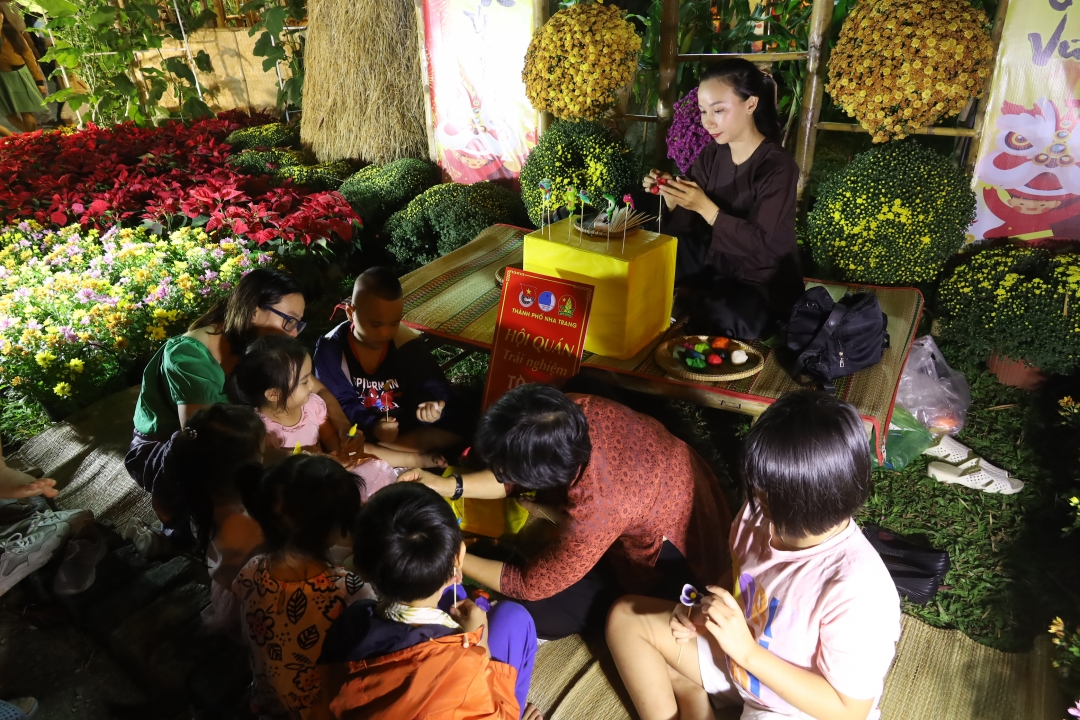 Children trying to make “to he” (Vietnam’s traditional toy figurine)
