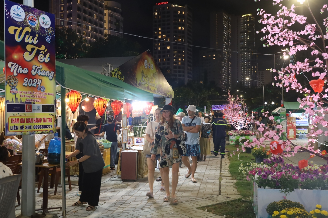 Foreign tourists visiting “Happy Tet Nha Trang 2024 festival

