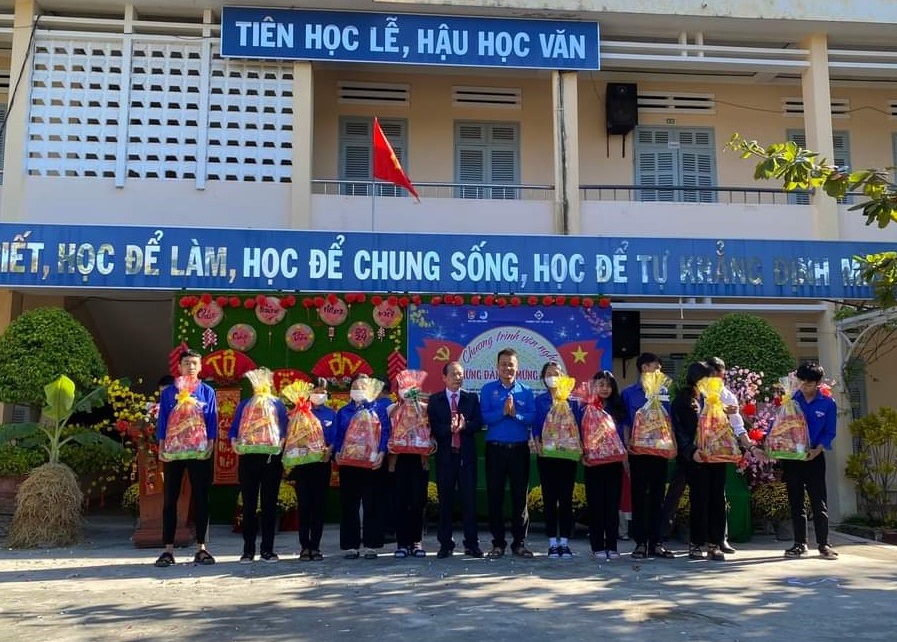 Các học sinh nhận quà Tết. 