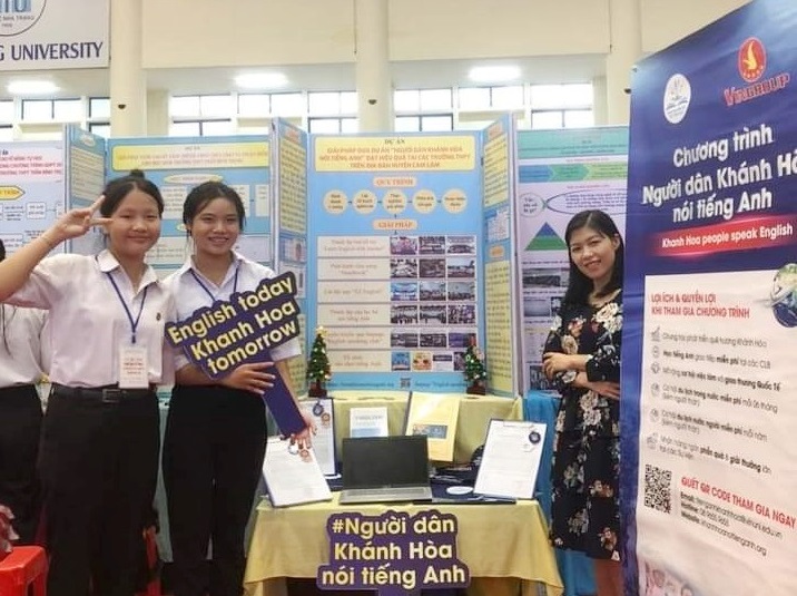 Hai em học sinh thực hiện dự án cùng cô giáo hướng dẫn tại Cuộc thi Khoa học kỹ thuật cấp tỉnh dành cho học sinh trung học. 