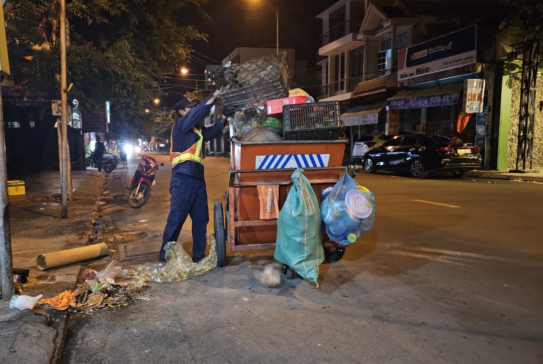 Những xe rác cao quá đầu người trên đường Bắc Sơn.