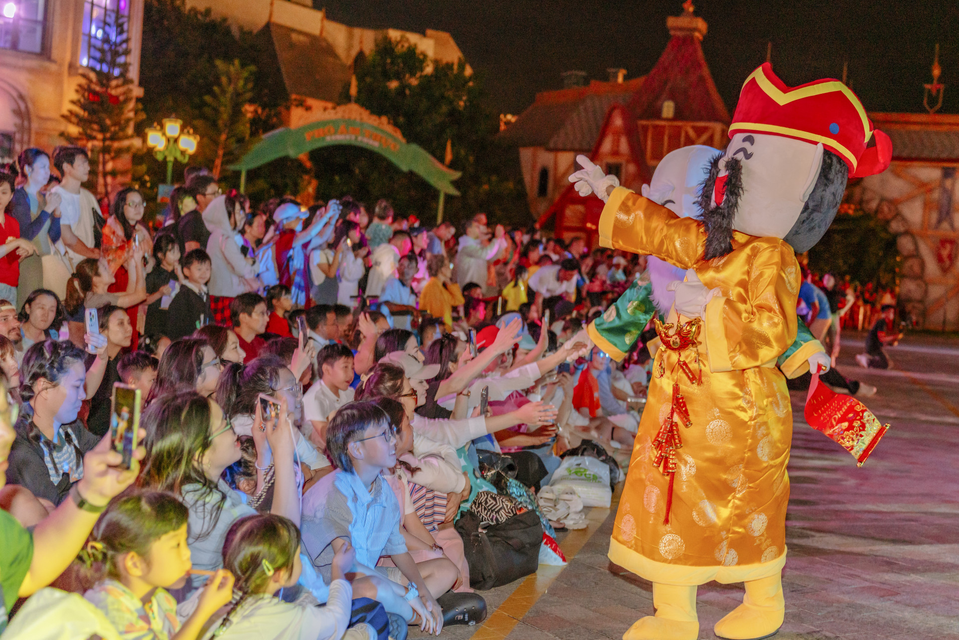 Du khách và người dân Nha Trang - Khánh Hòa vui xuân ở Vinpearl Nha Trang. Ảnh: XUÂN THÀNH