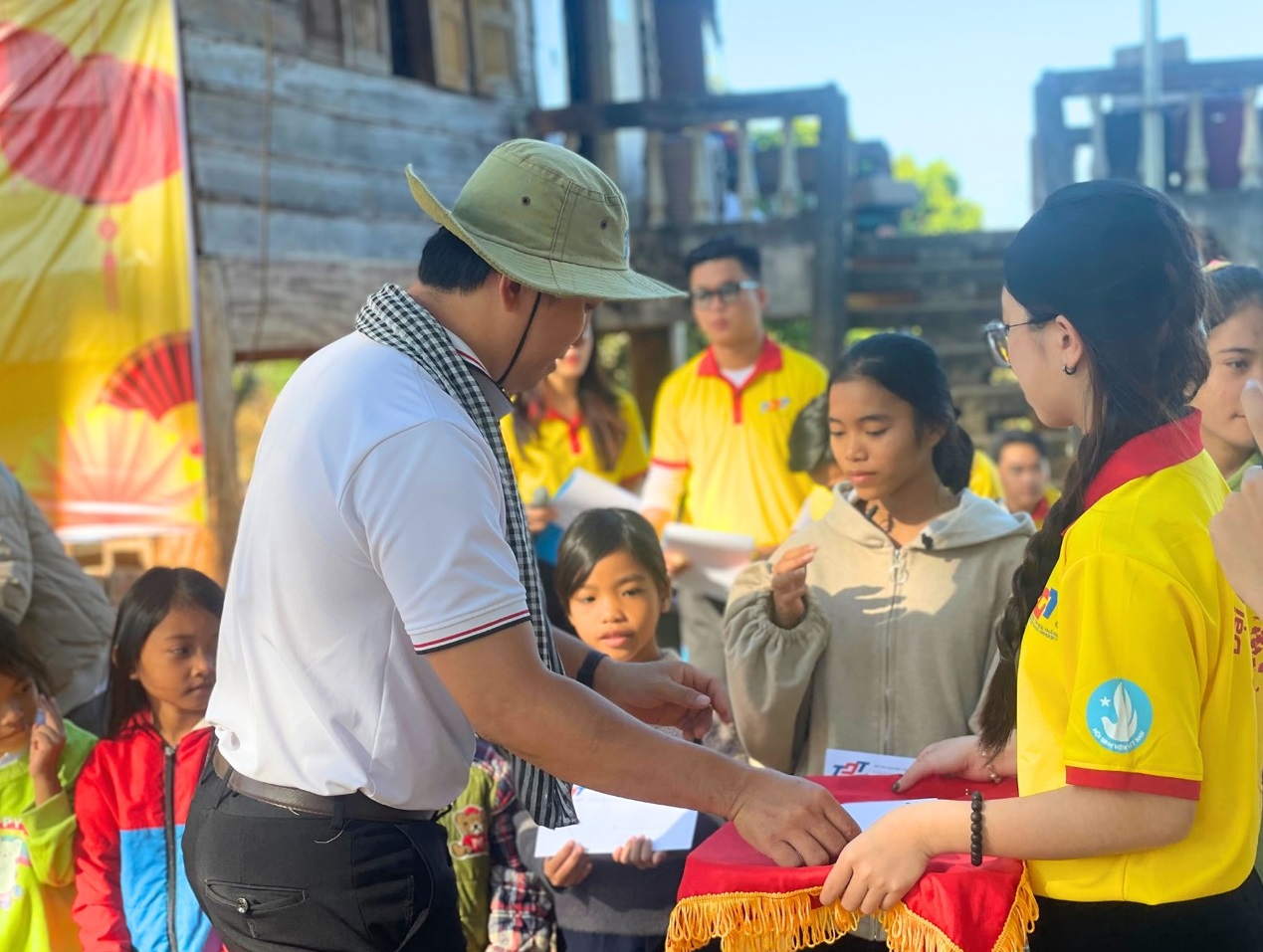 Trao quà cho học sinh nghèo vượt khó. 