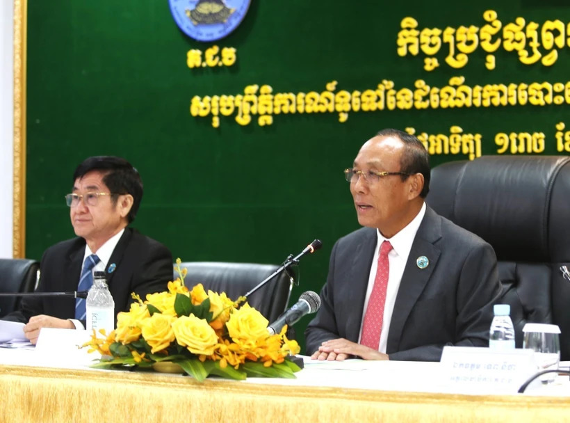 Ông Prach Chan, Chủ tịch NEC trả lời câu hỏi của báo giới tại cuộc họp báo về hoạt động bầu cử Thượng viện Campuchia khóa V, ngày 25/2/2024. (Ảnh: Hoàng Minh/TTXVN)
