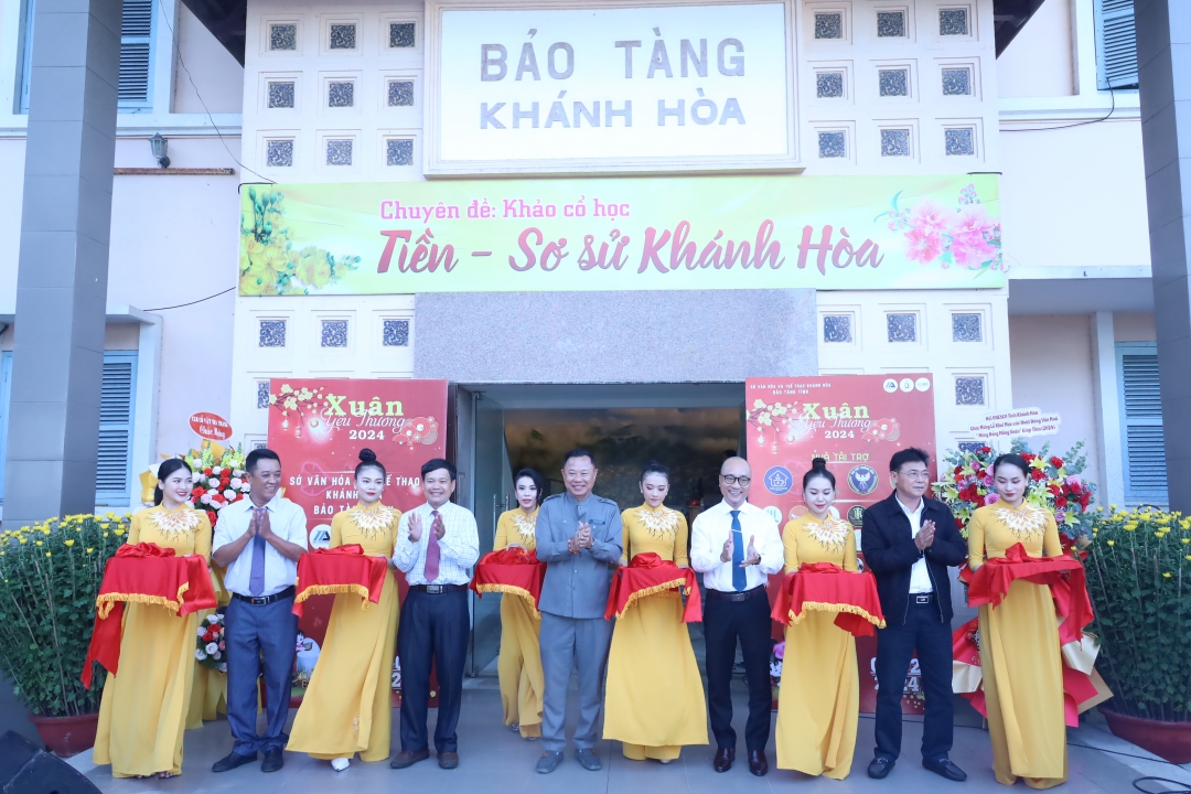 The representatives cutting ribbon to open Lunar New Year celebrating activities at Khanh Hoa Museum 

