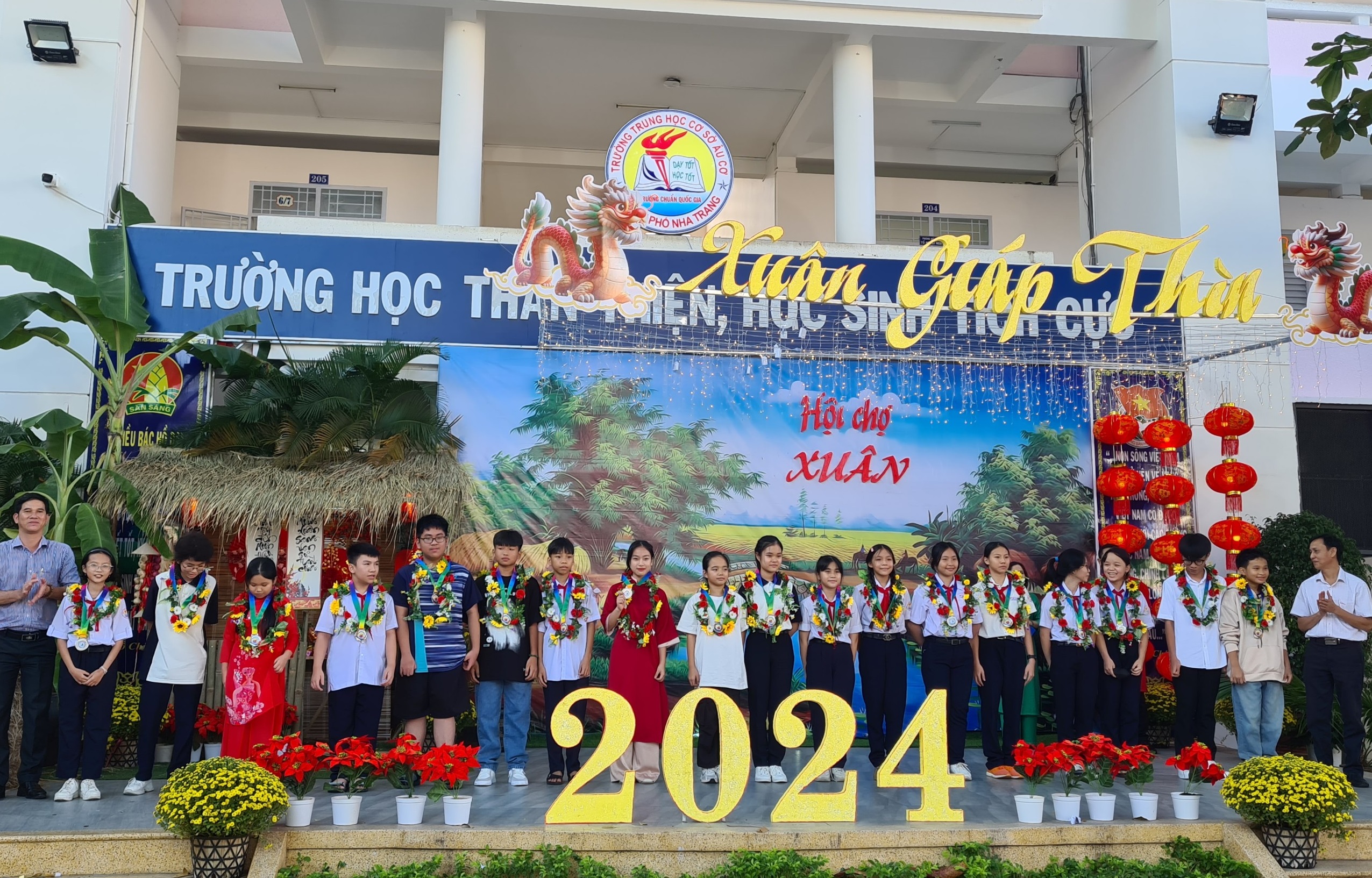 Trường THCS Âu Cơ tổ chức hội chợ Xuân Giáp Thìn 2024