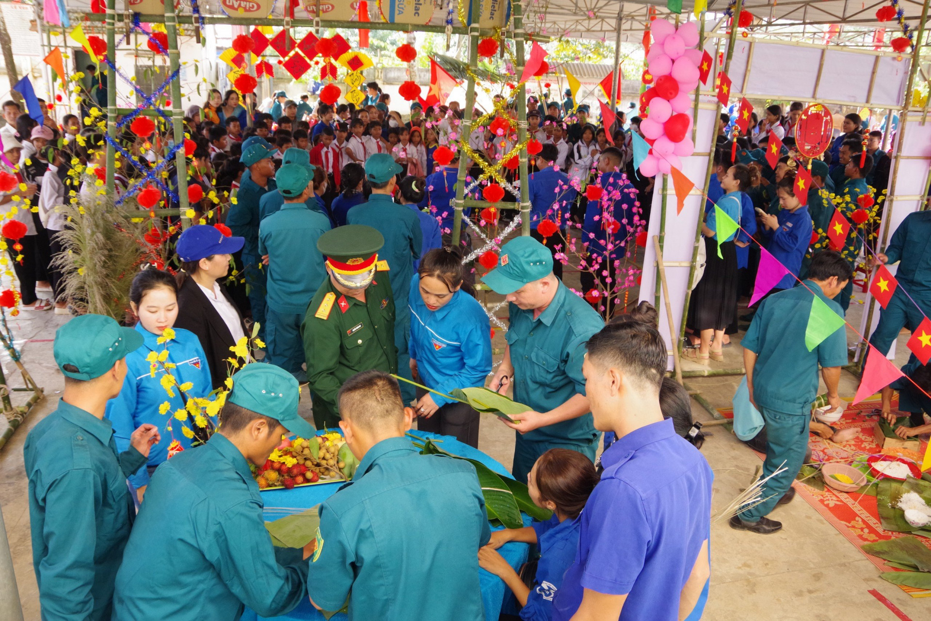 Không khí ngày hội tại xã Liên Sang.