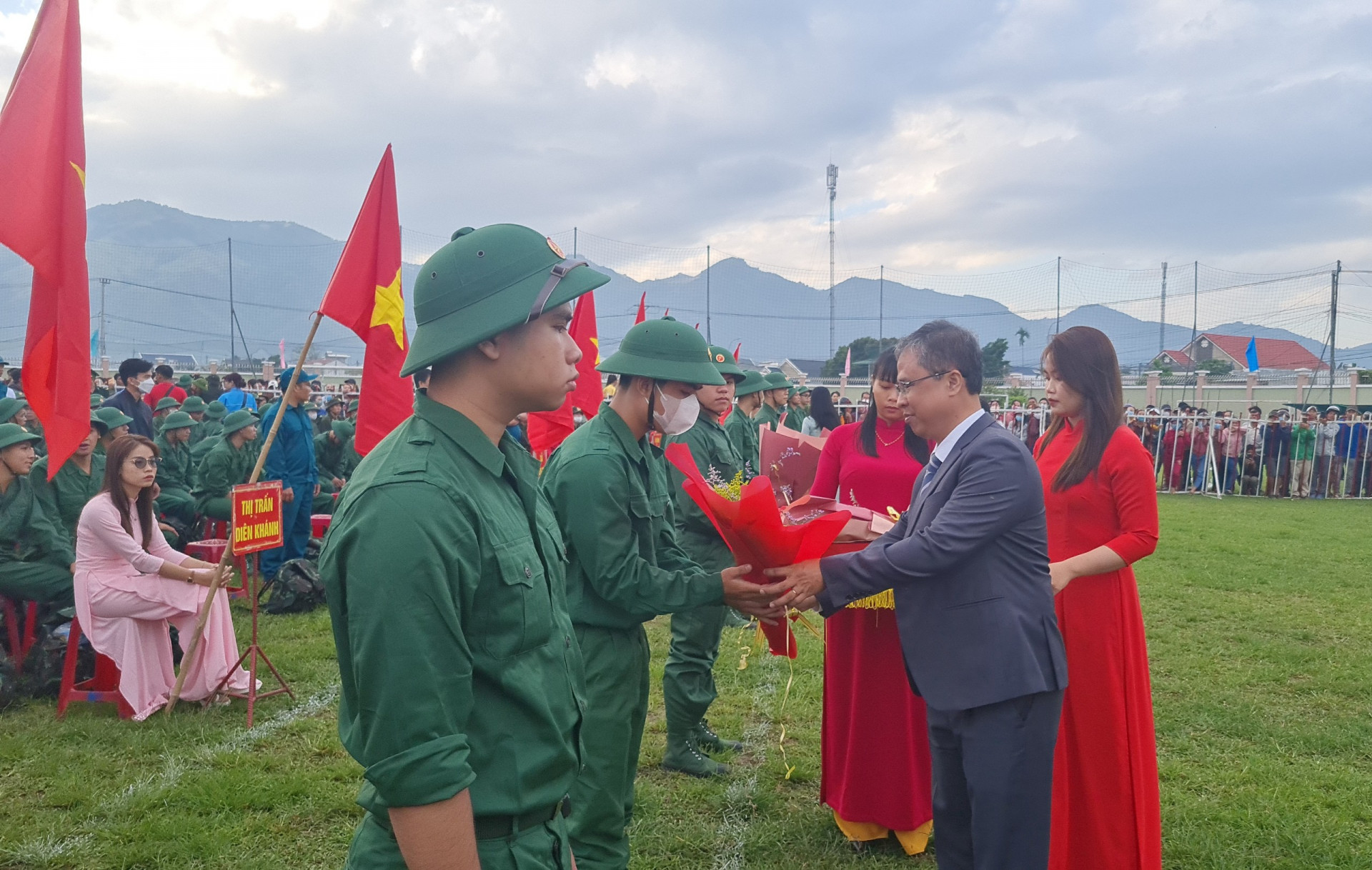 Ông Trần Hòa Nam - Phó Chủ tịch UBND tỉnh tặng hoa, động viên thanh niên lên đường nhập ngũ.