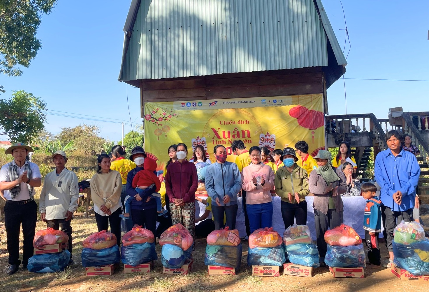 Trao quà cho người dân có hoàn cảnh khó khăn. 