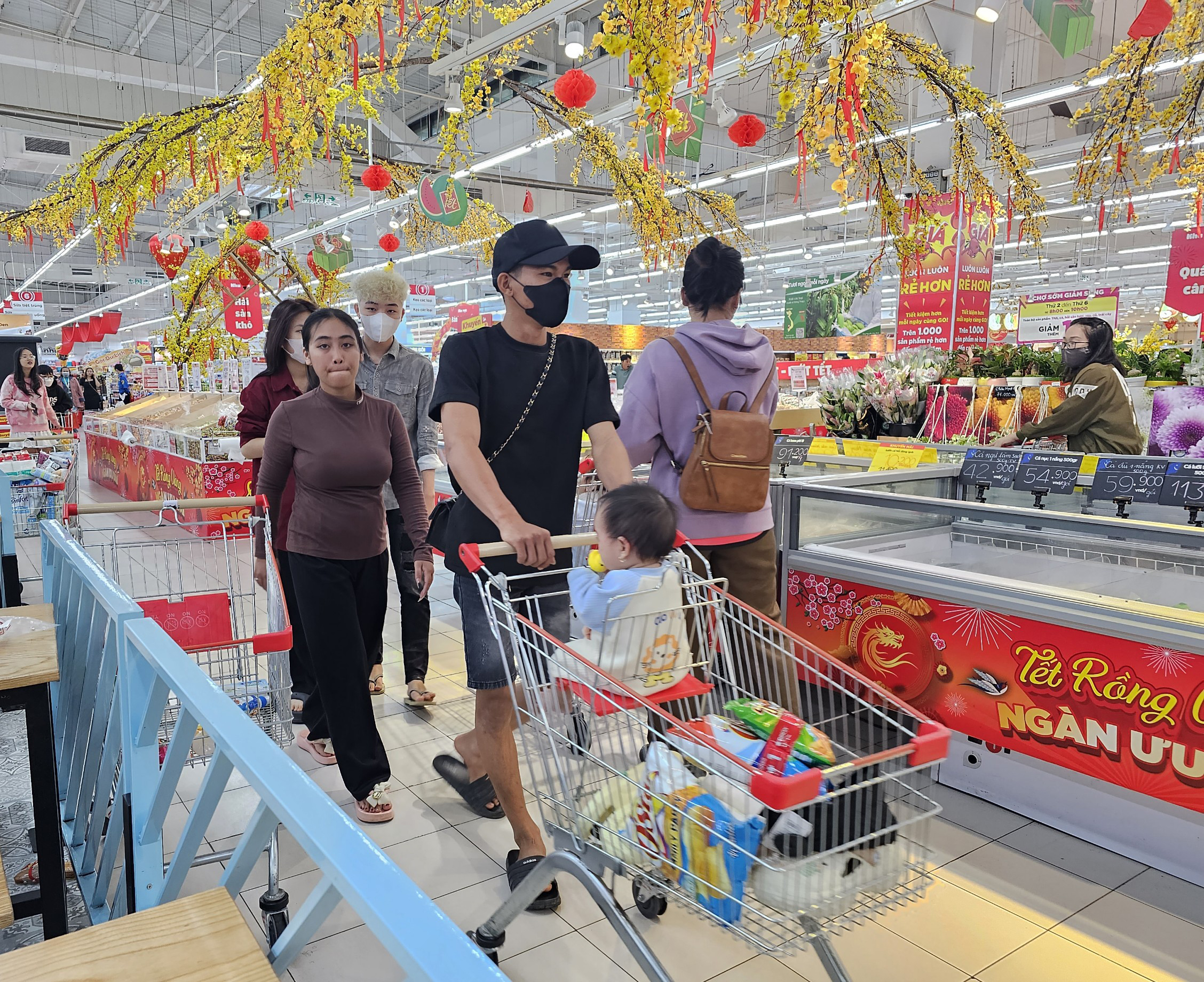 Thị trường đầu năm: hàng hóa đồi dào, siêu thị đón đông khách vui chơi