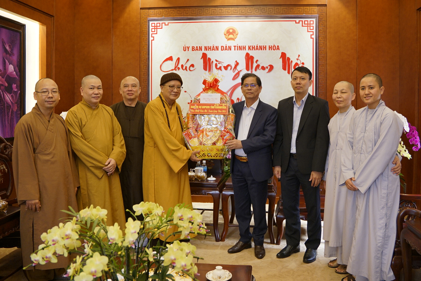 Chủ tịch UBND tỉnh Nguyễn Tấn Tuân tiếp Ban Trị sự Giáo Hội Phật giáo Việt Nam tỉnh đến thăm chúc Tết