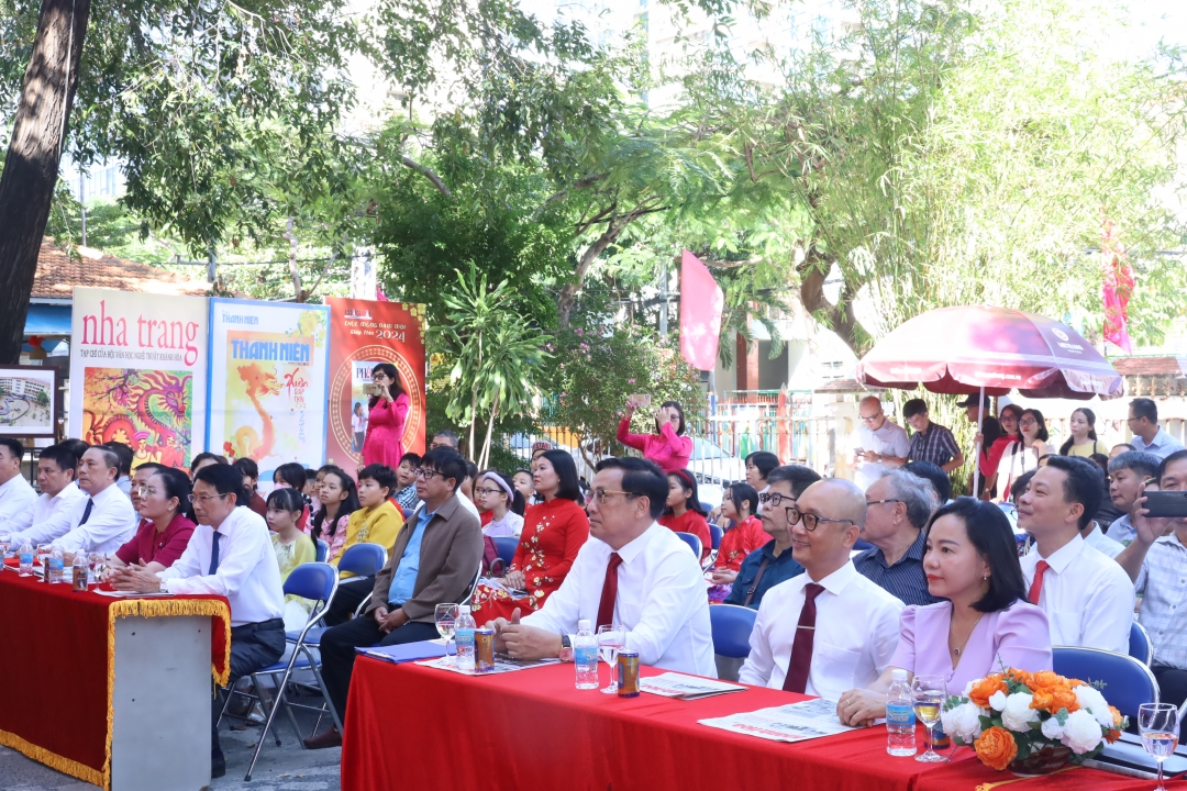 The representative attending Khanh Hoa’s 2024 Spring Newspaper Festival 

