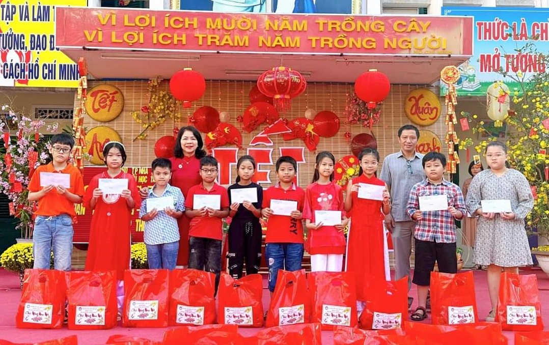 Trường Tiểu học Tân Lập 2 tổ chức chương trình Xuân yêu thương 2024