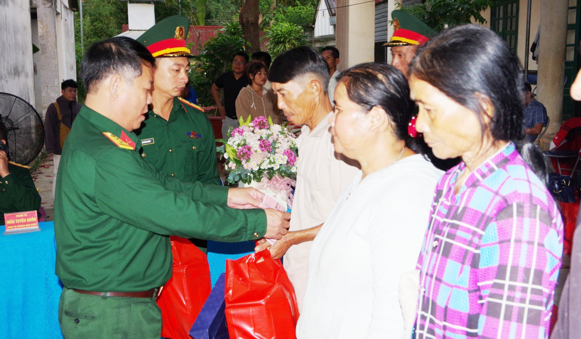 Tặng quà Tết cho các gia đình nghèo huyện Khánh Vĩnh.