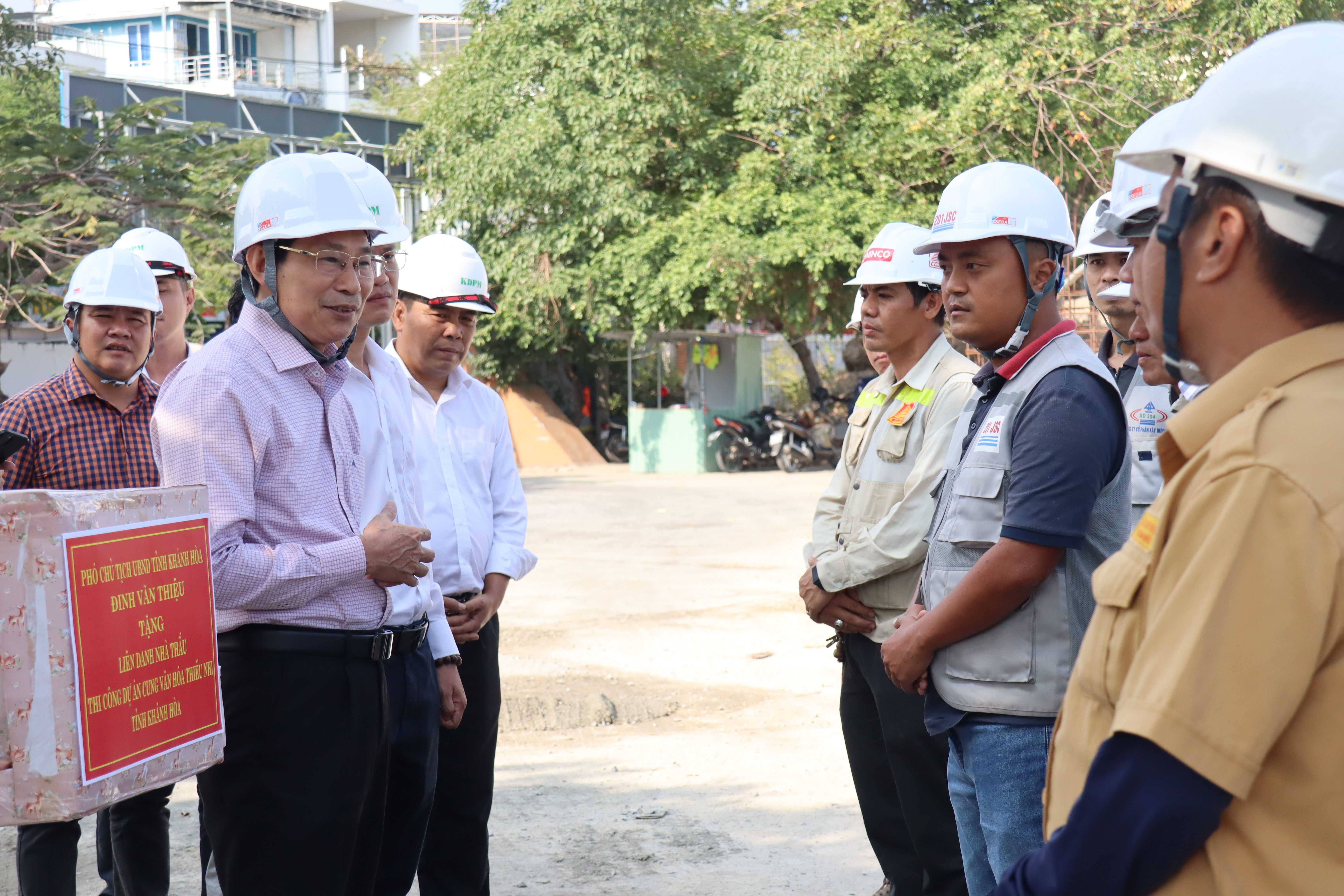 Lãnh đạo tỉnh thăm, động viên kỹ sư, công nhân đang thi công Dự án Cung văn hóa thiếu nhi tỉnh