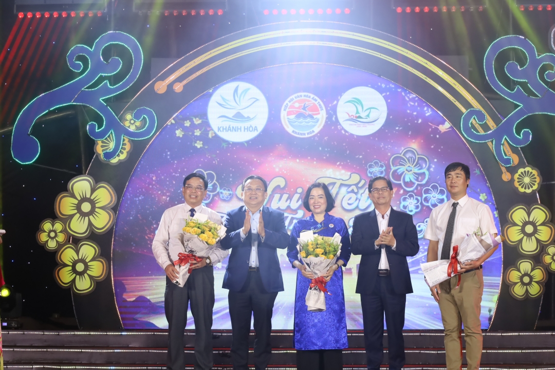 Nguyen Tan Tuan and Le Huu Hoang presenting flowers to the leaders of the organization units of Happy Tet Nha Trang 2024 festival 

