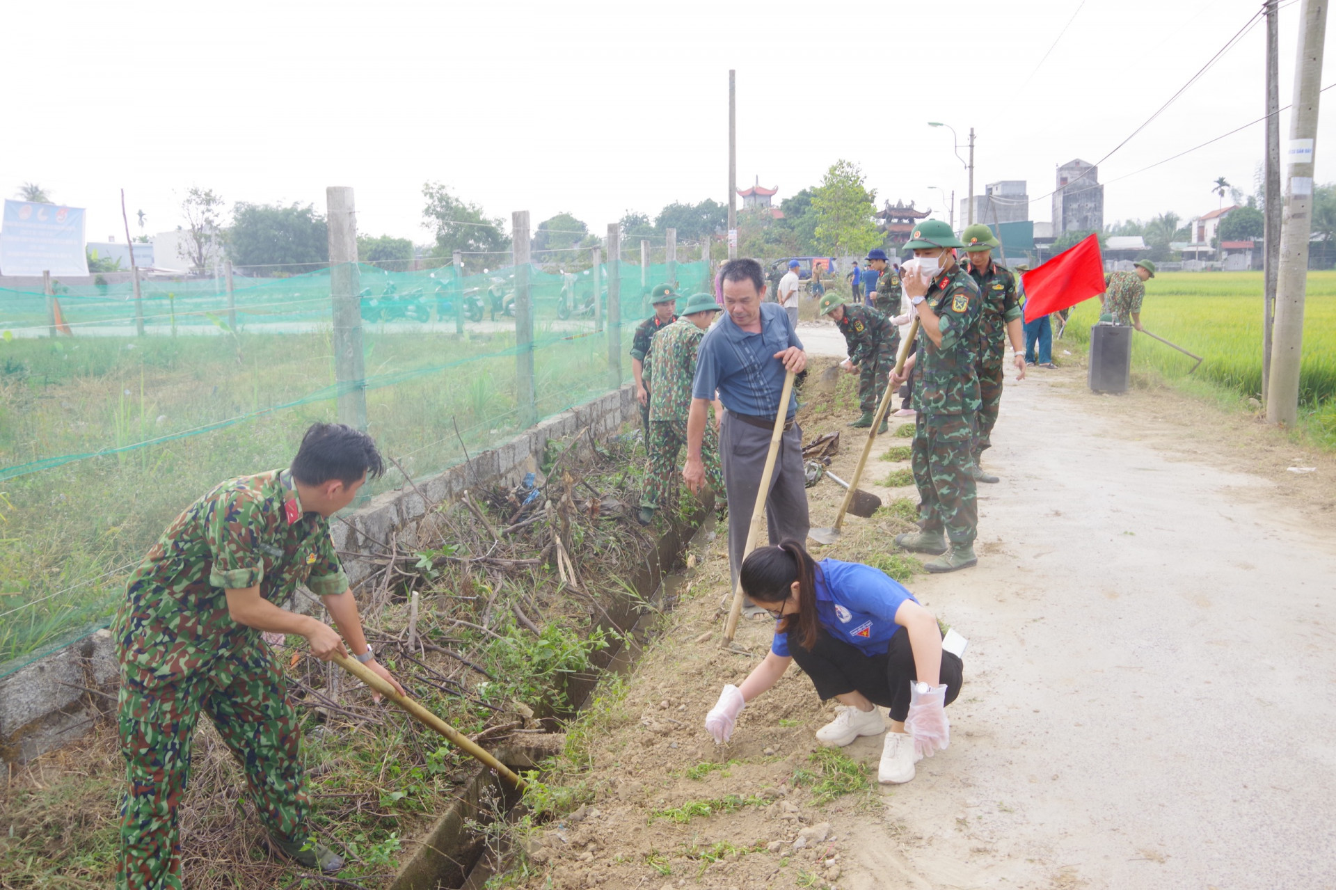 Nhà trường huy động nhân lực tham gia khơi thông kênh mương thủy lợi trên địa bàn xã Vĩnh Phương.