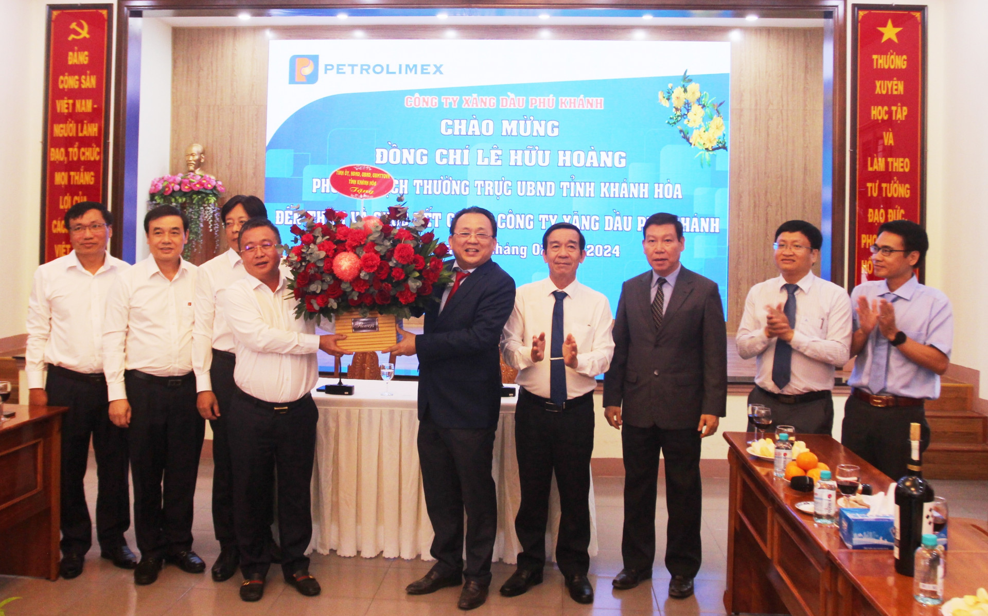 Đồng chí Lê Hữu Hoàng tặng hoa, chúc mừng Công ty Xăng dầu Phú Khánh.