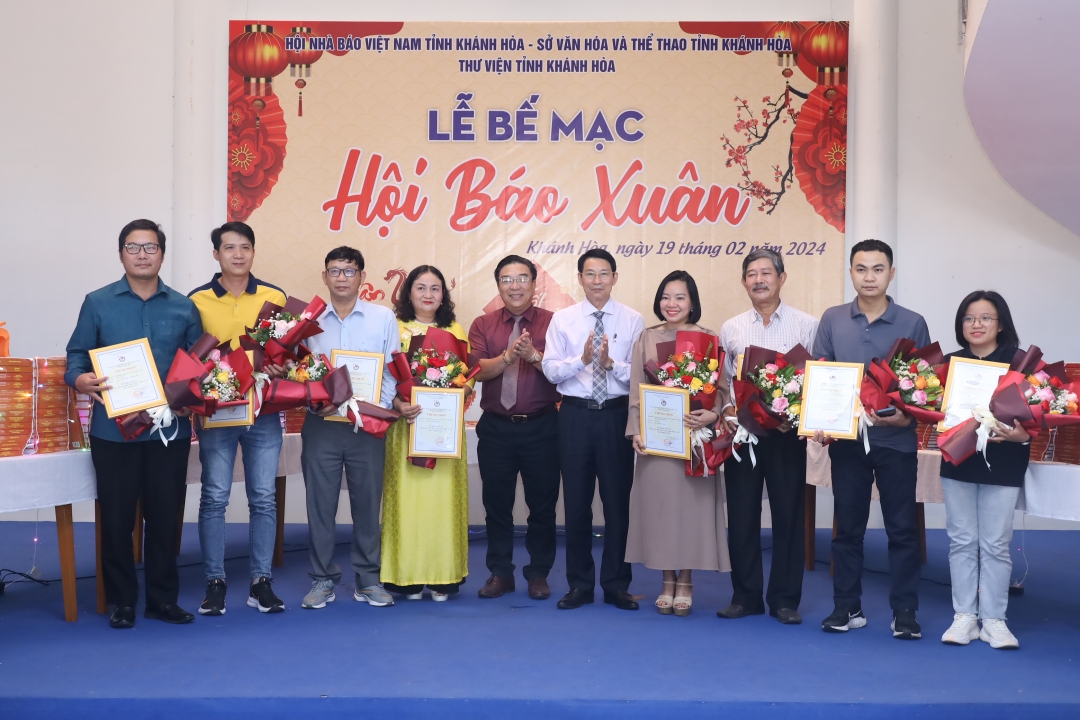 Dinh Van Thieu and the leader of Khanh Hoa Provincial Journalists’ Association awarding prizes to the journalists with excellent articles about Khanh Hoa

