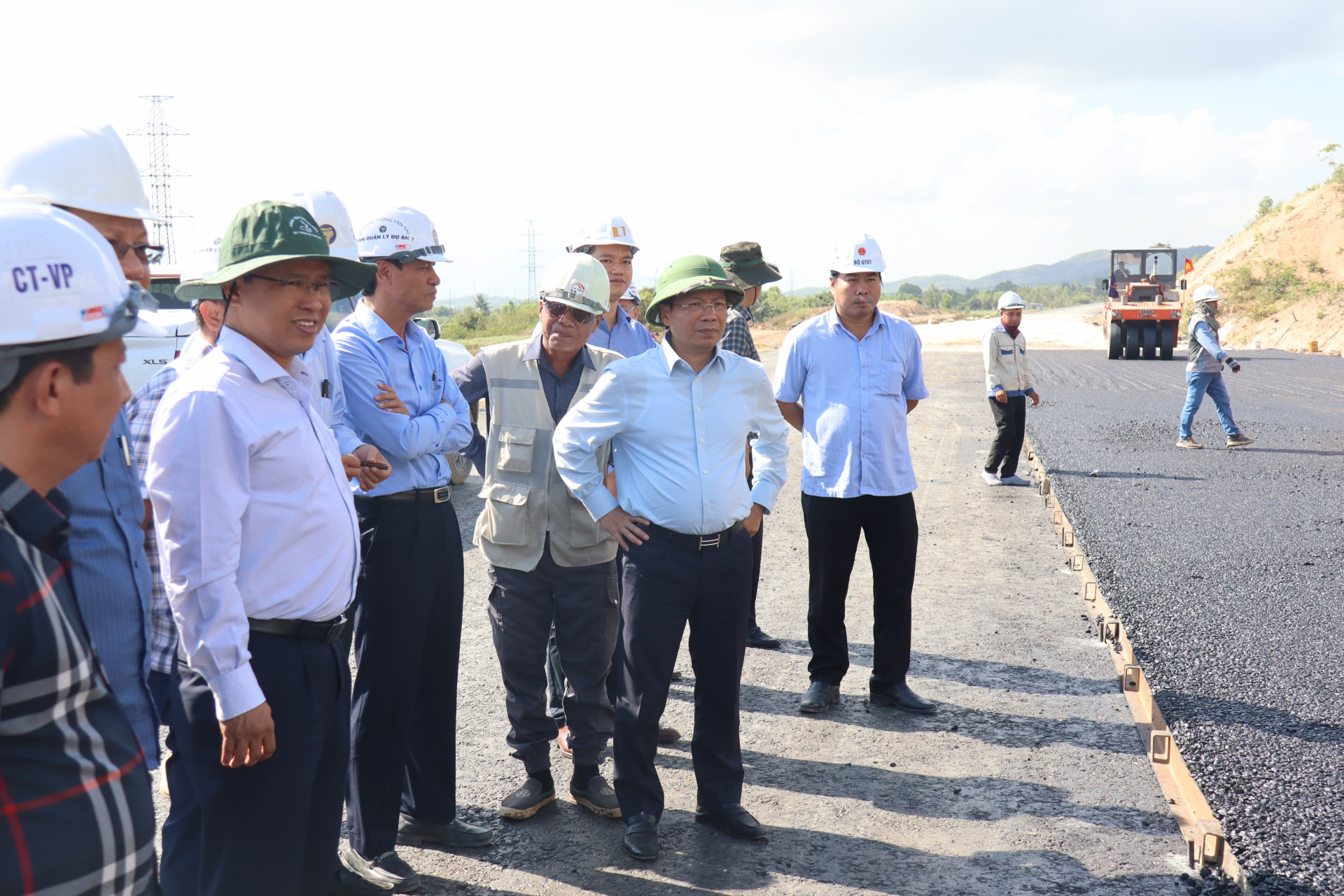 Thứ trưởng Nguyễn Nguy Lâm cùng Phó Chủ tịch UBND tỉnh Trần Hòa Nam kiểm tra thi công đoạn đi qua địa bàn huyện Vạn Ninh