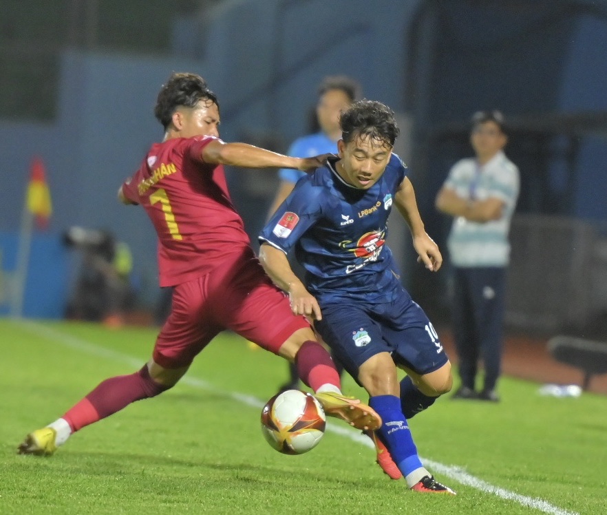 Khanh Hoa FC (red jersey) draw 0-0 with LPBank Hoang Anh Gia Lai 

