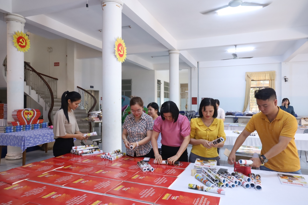 Khanh Hoa Library staff preparing spring publications for the 2024 Spring Newspaper Festival 

