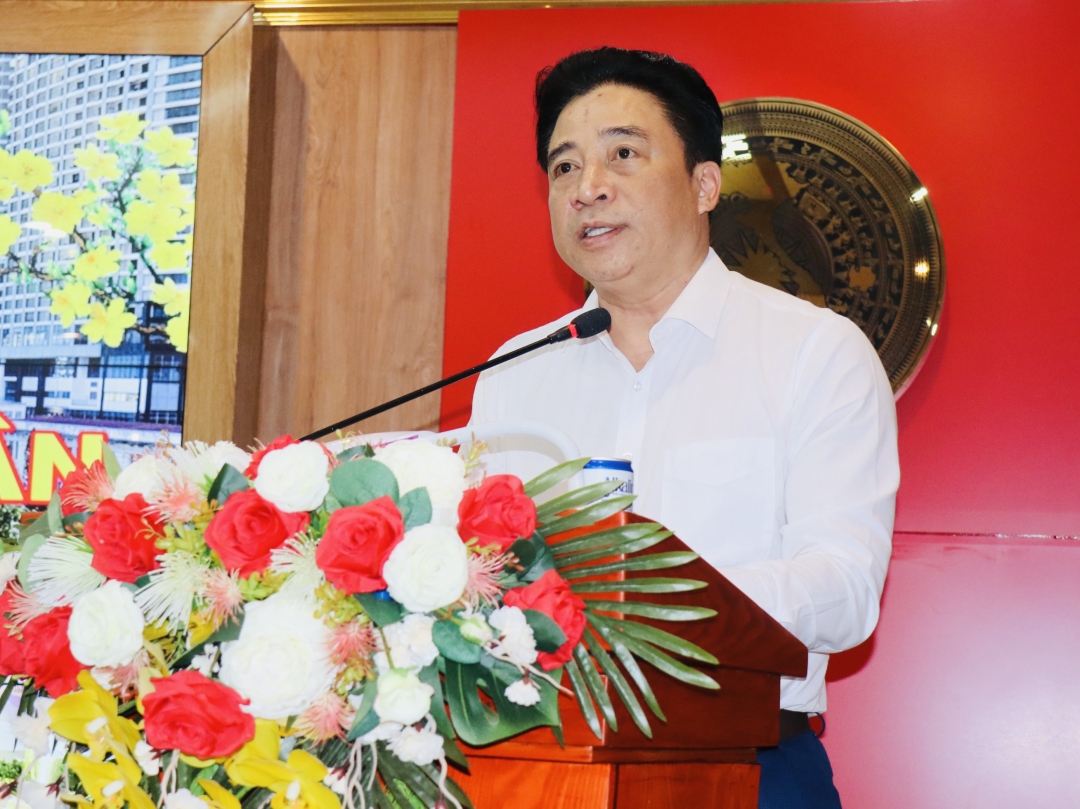 Phó Bí thư Thường trực Tỉnh ủy Nguyễn Khắc Toàn báo cáo về công tác xây dựng Đảng của Đảng bộ tỉnh năm 2023
