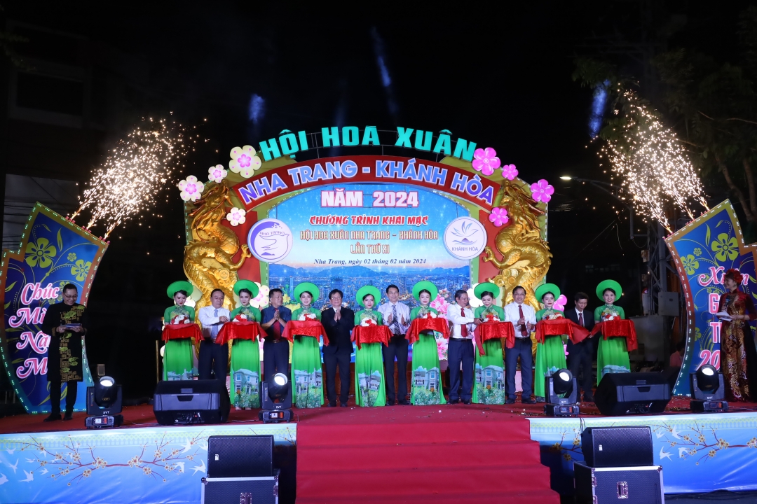 The representatives cutting ribbon to open Nha Trang-Khanh Hoa Spring Flower Festival 2024 

