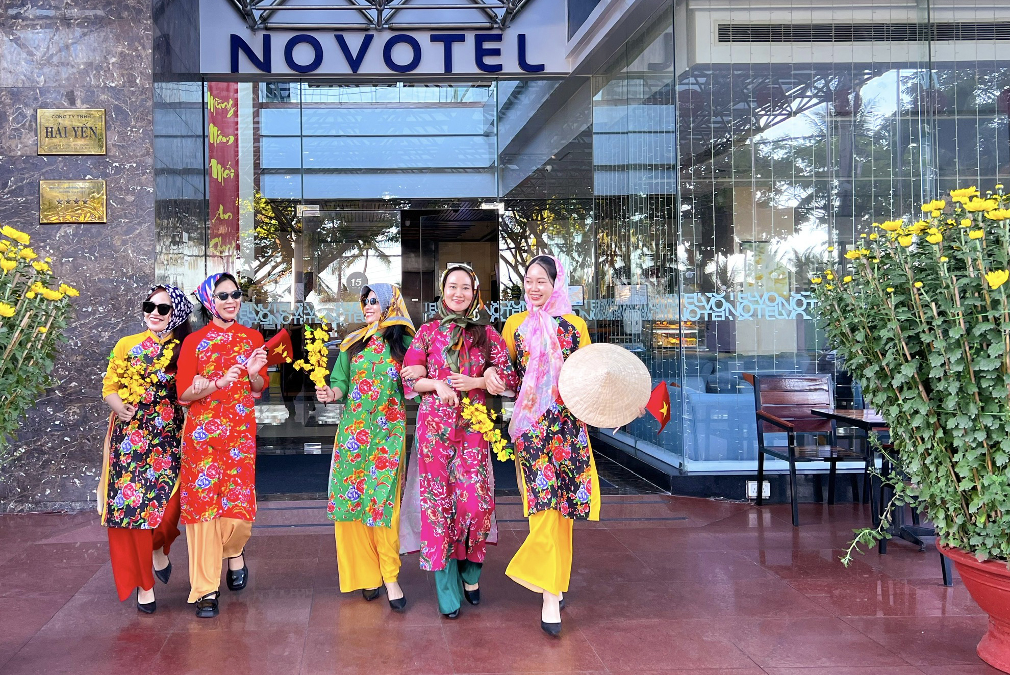 Khách sạn Novotel Nha Trang tổ chức chương trình mặc áo dài, check in cho người dân và du khách