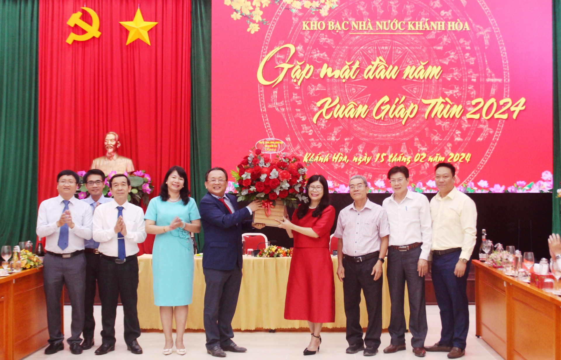 Đồng chí Lê Hữu Hoàng tặng hoa, chúc mừng Kho bạc Nhà nước Chi nhánh Khánh Hòa.