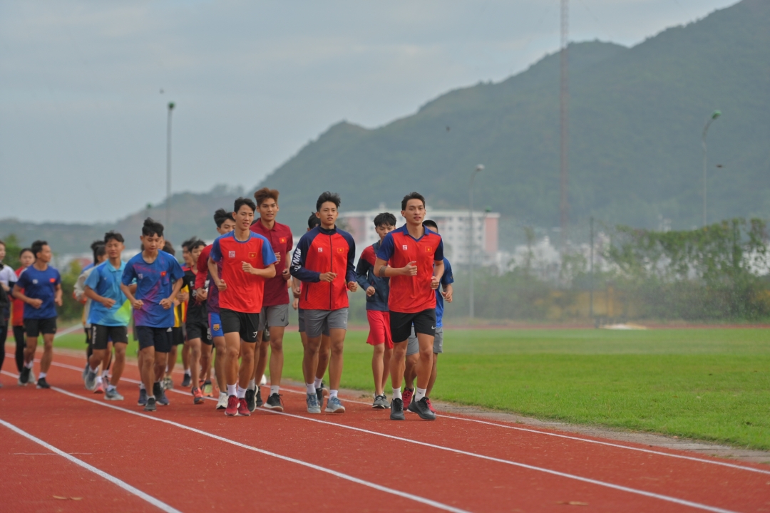 Khanh Hoa athletics athletes practicing for new season

