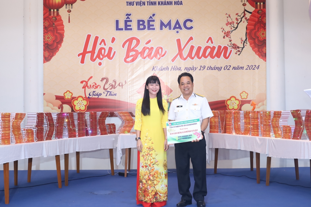 The representative of Khanh Hoa State-owned Salangane Nest One Member Company Limited giving symbolic spring publications to the representative of Truong Sa (Spratly) District

