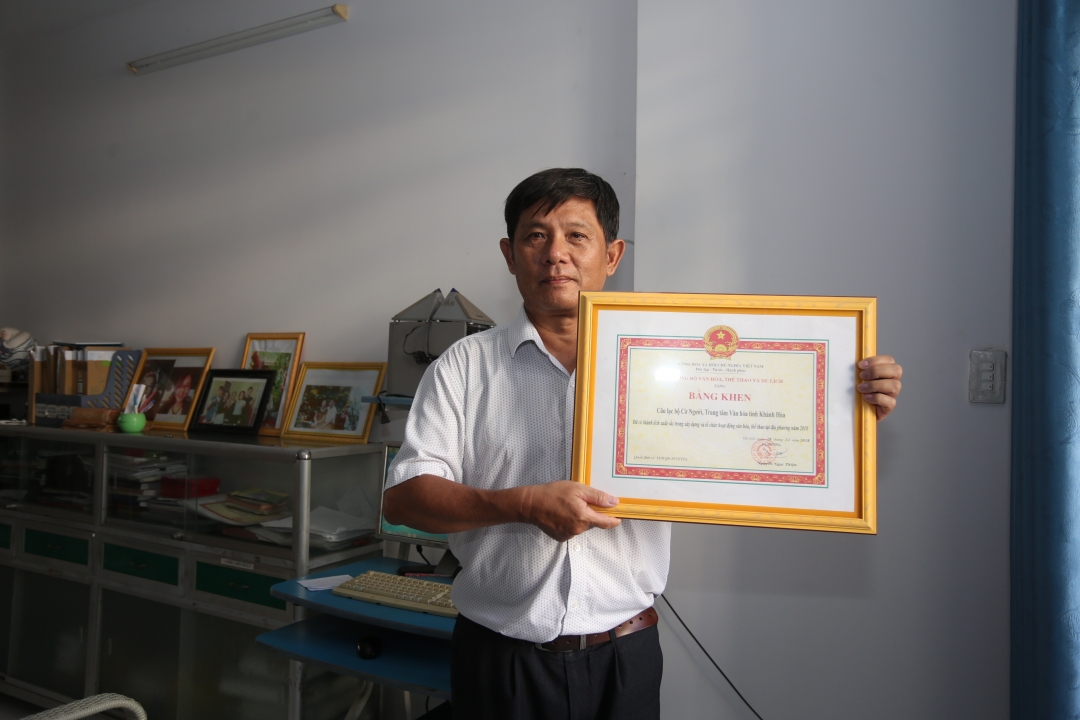 Dr. and chess master Tran Cam Long with the certificate for human chess club (Khanh Hoa Cultural Center) awarded by the Ministry of Culture, Sports and Tourism

