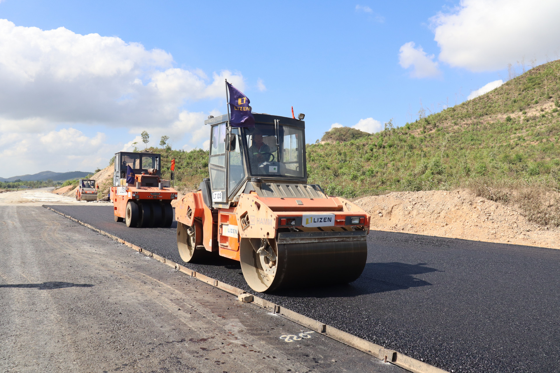 Đổ nhựa trên tuyến cao tốc Vân Phong - Nha Trang