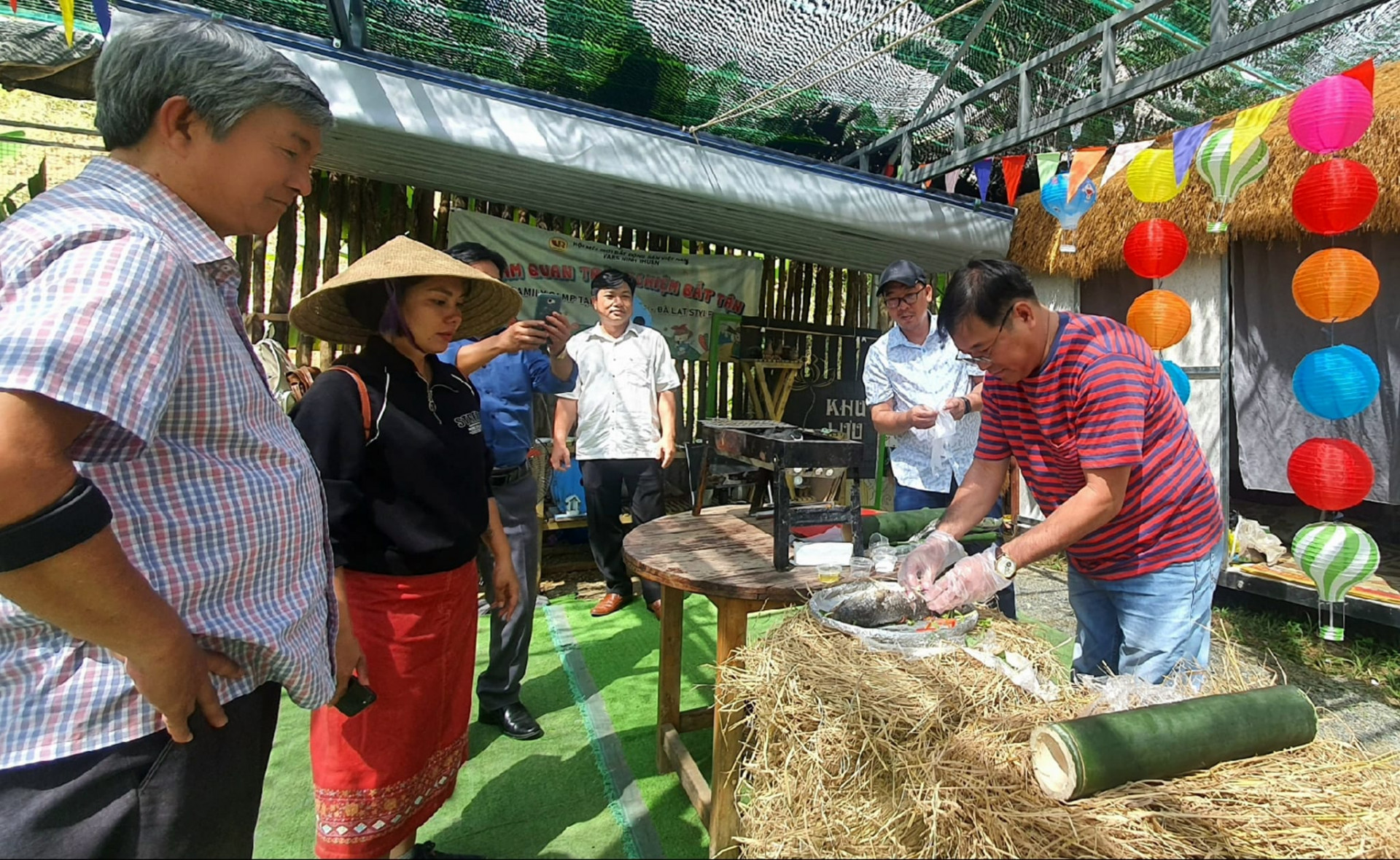Khách tự tay chế biến món cá nướng tại Nha Trang - Đà Lạt Style