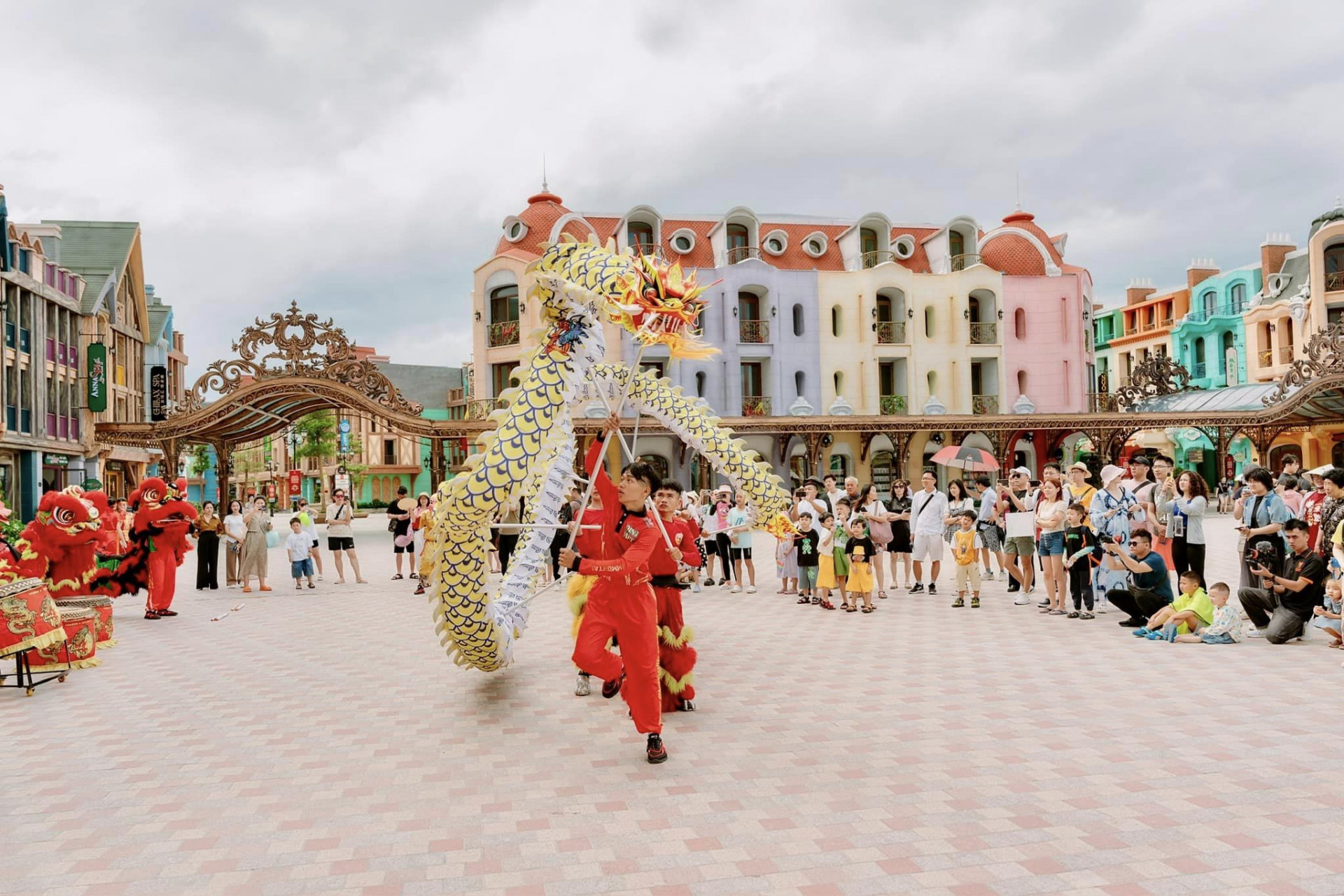 Khách du lịch xem múa rồng tại Vinwonders Nha Trang