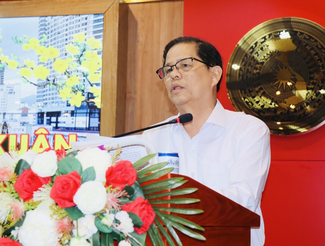 Chủ tịch UBND tỉnh Nguyễn Tấn Tuân báo cáo về tình hình kinh tế - xã hội năm 2023 và phương hướng, nhiệm vụ năm 2024
