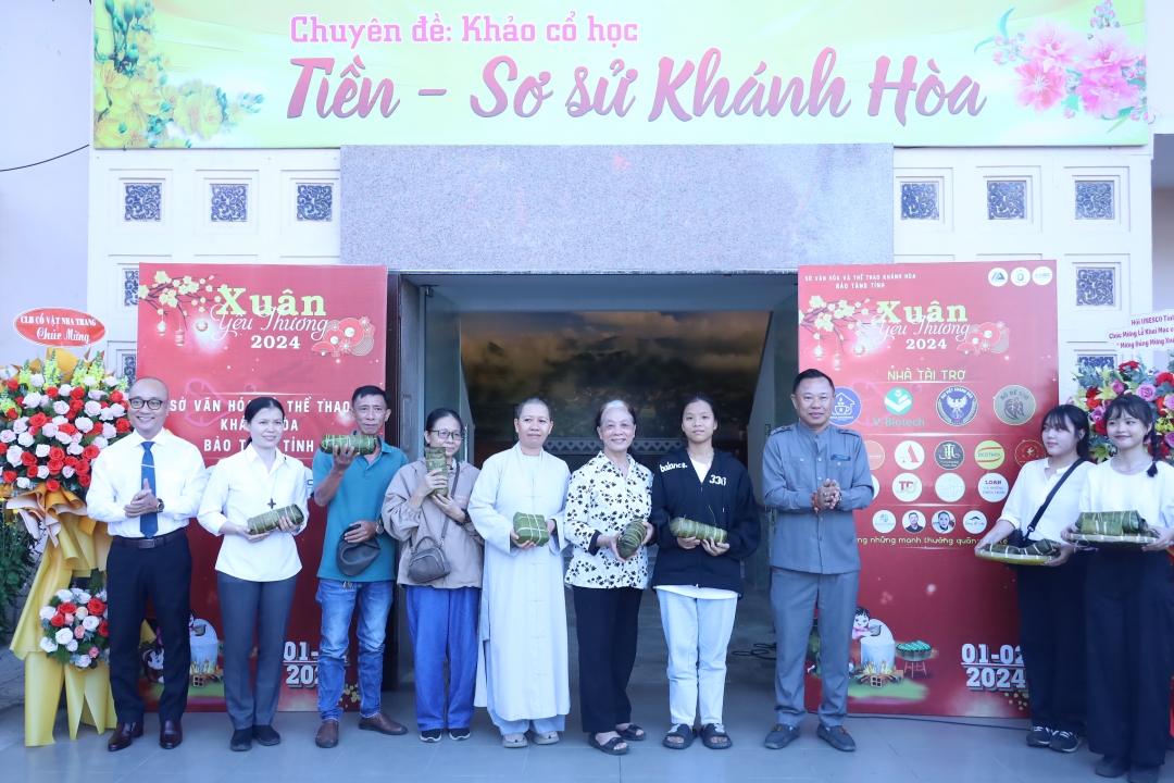 The representatives giving Chung and Tet cakes to the representatives of charity establishments 

