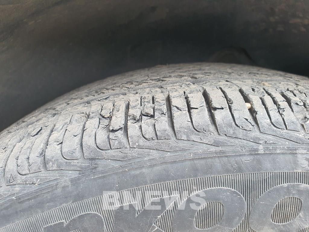 Bề mặt của lốp ô tô bị mòn hoặc nứt hay vỡ mảng cần thay lốp mới để đảm bảo quá trình vận hành của xe được an toàn hơn. 