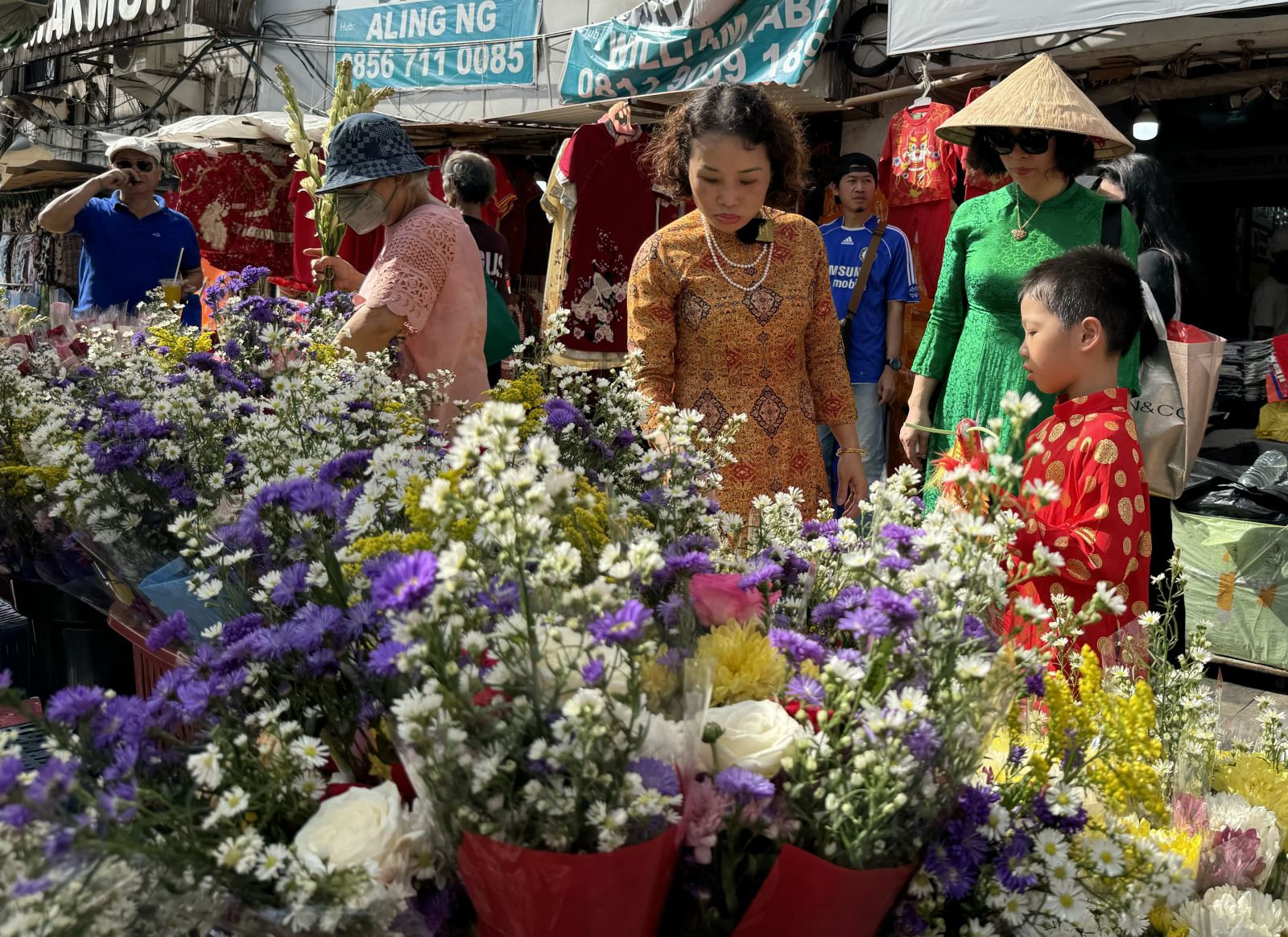 Hoa tươi dù không nhiều chủng loại nhưng là nơi không thể bỏ qua của các mẹ, các chị. Ảnh: Đỗ Quyên

