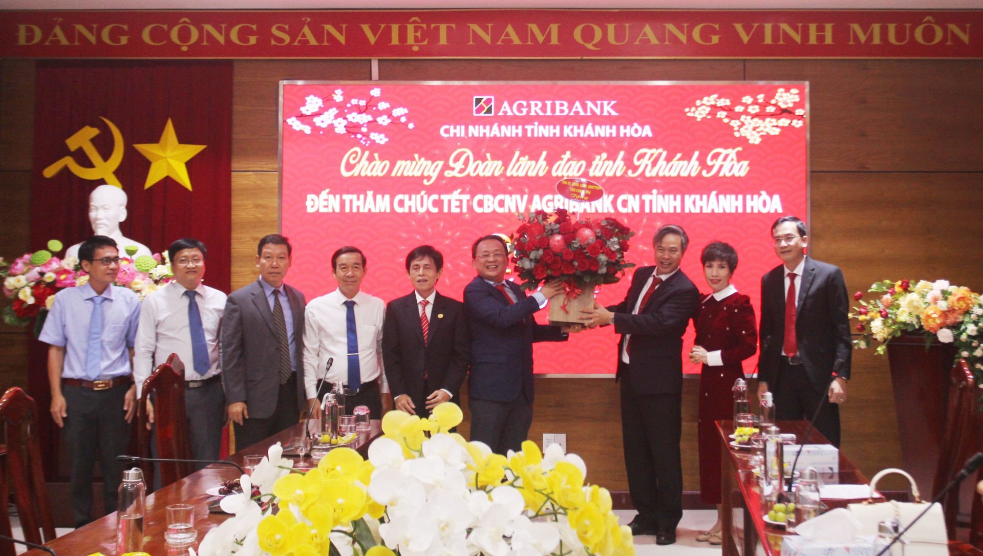 Đồng chí Lê Hữu Hoàng tặng hoa, chúc mừng Chi nhánh Ngân hàng Nông nghiệp và Phát triển nông thôn Khánh Hòa.