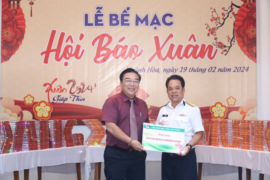 The representative of Khanh Hoa Provincial Journalists’ Association giving symbolic spring publications offered by Lam Dong Provincial Journalists’ Association to the representative of Truong Sa (Spratly) District

